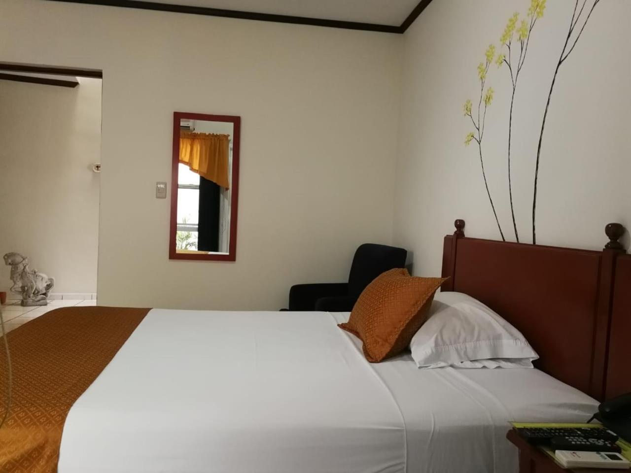 Hotel Villa Serena San Benito 圣萨尔瓦多 外观 照片